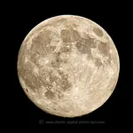 Level Up Your Moon Photography Game: A Beginner's Guide how to photograph the moon.  Use these moon photography tips and get stunning photos of the moon