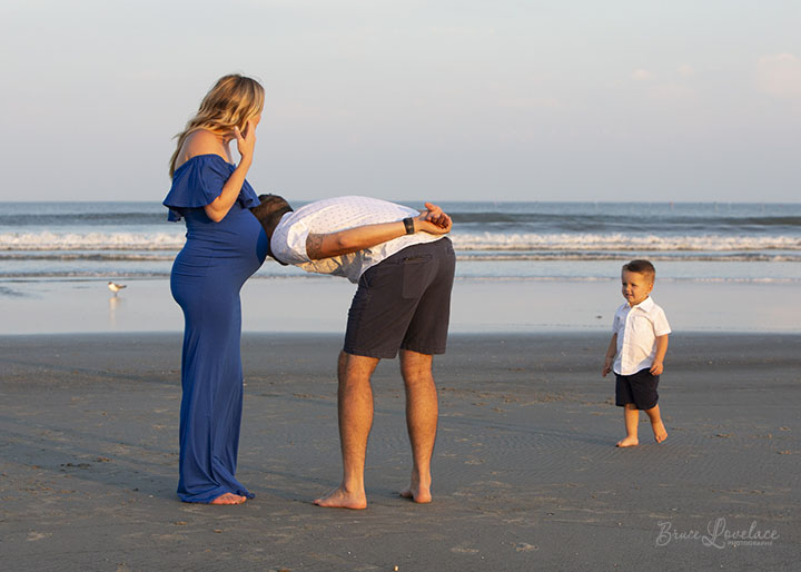 Need some inspiration for creative family portraits?  Use these unique ideas for posing families