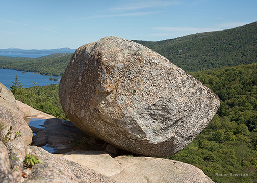 Bubble rock lake background