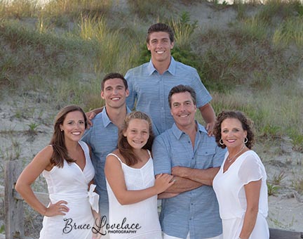 family posing 6 people