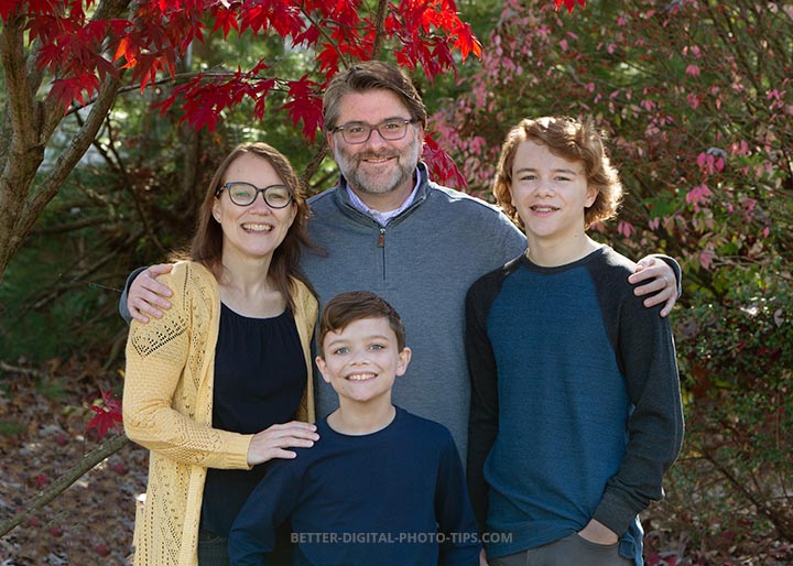 The right camera settings and a little preparation will give you fantastic sharp family portraits. Use these useful family portrait tips