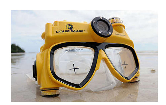 Combination of swim mask and digital camera