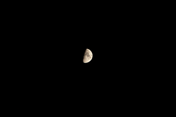 photo of moon with 200mm lens